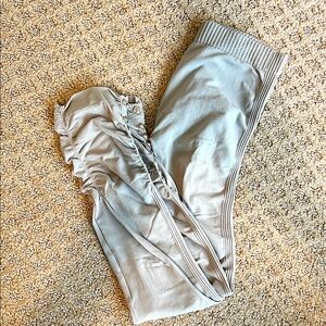 Stylish grey leggings